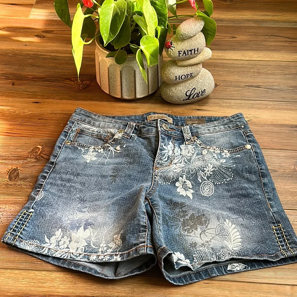 💖Vintage American Collection denim jean short with white floral design - Picture 1 of 6